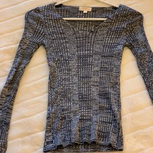 Ribbed, long sleeve shirt.